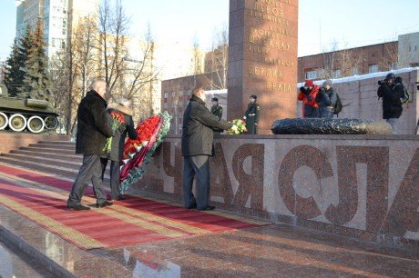 Олег Веселков принял участие в возложении венков и цветов в честь Дня защитника Отечества