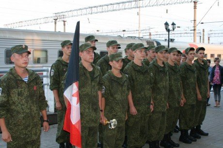 На перроне железнодорожного вокзала Ижевска прошла торжественная встреча участников второй смены оборонно-спортивного лагеря «Гвардеец»