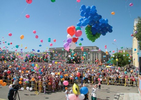 В День России главный федеральный инспектор по Кировской области вручил паспорта юным кировчанам