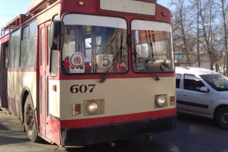 В Кирове автобусы украсили наклейками к 70-летию Победы