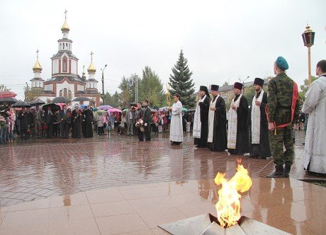 Фердауис Юсупов возложил цветы к памятнику в Парке Победы