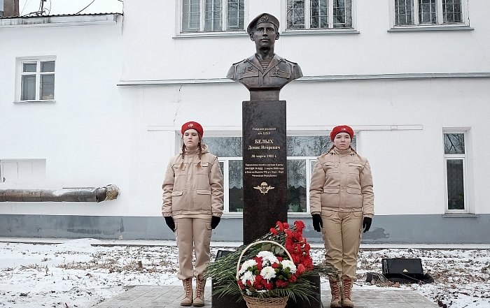 В Котельниче установили бюст десантника Дениса Белых