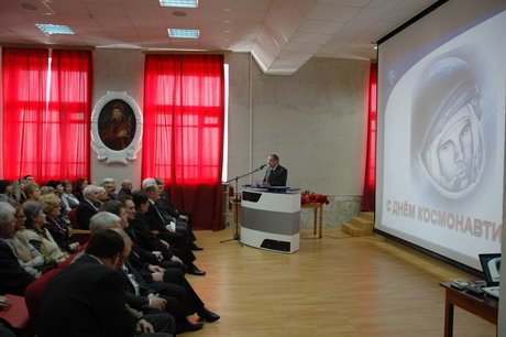 Дмитрий Каденков поздравил сотрудников НИИФИ с Днем космонавтики