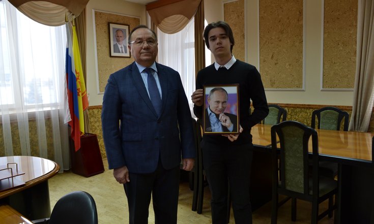 Чебоксарский школьник получил портрет с автографом Президента России