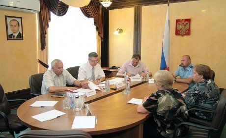 Как решить вопрос с переселением из аварийного жилья, с загрязнением водоема и ремонтом двора?