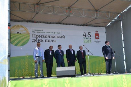 Михаил Бабич: " Отечественная сельхозтехника не уступает по качеству импортным аналогам, а по цене - дешевле"