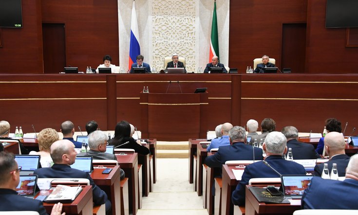 Игорь Комаров поздравил депутатов и ветеранов парламента РТ с 30-летием Государственного Совета