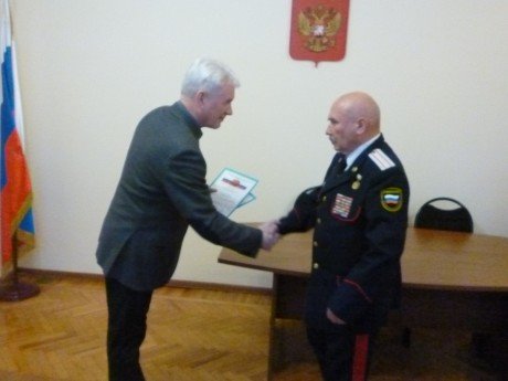 Владимир Козин вручил благодарственные письма казакам