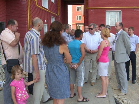 Строители сдали в эксплуатацию дом, где нет света, газа и воды     