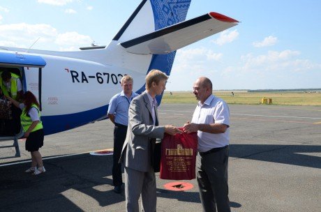 Региональная авиакомпания «Оренбуржье» поздравила 10-тысячного пассажира