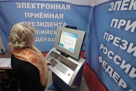 Главный федеральный инспектор открыл первую мобильную Приемную Президента РФ в Кировской области