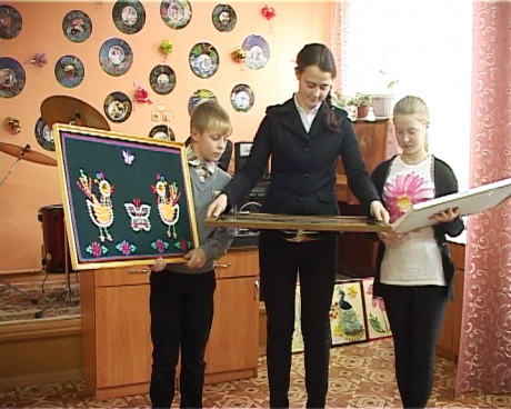 Бабочку из пуговиц, сделанную воспитанником Спицынского детского  дома Кировской области, Михаил Бабич обещал поставить у себя в рабочем кабинете на самом видном месте