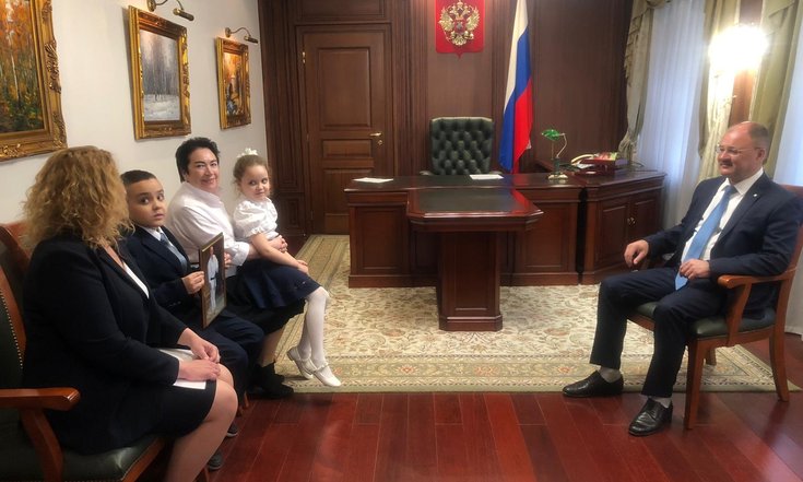 Вручение портрета Президента