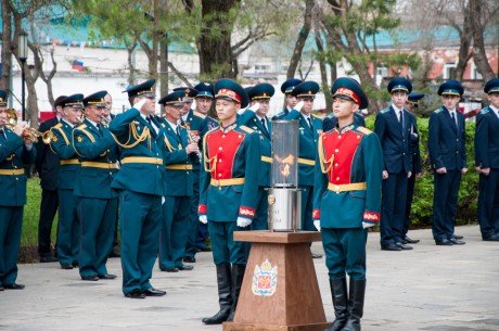 В Оренбурге зажжен Вечный огонь от Могилы Неизвестного Солдата у Кремлевской стены