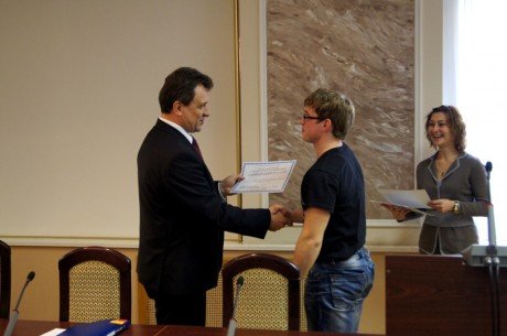 Павел Жданов вручил сертификаты выпускникам МАГУ