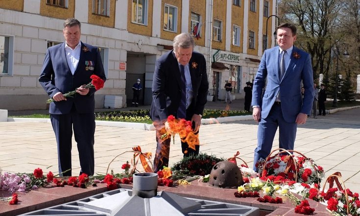 Главный федеральный инспектор по Кировской области возложил цветы к Вечному огню_