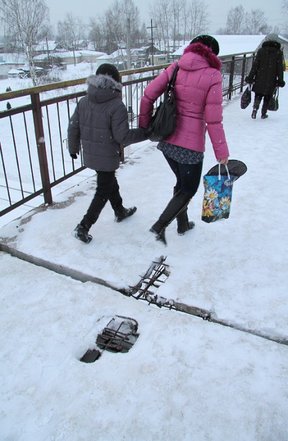 Вопросы с ремонтом пешеходного моста через железнодорожные пути в пгт. Юрья будет решен в начале 2013 года