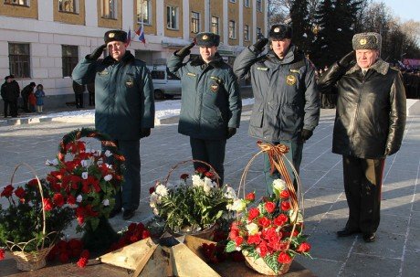 В день Защитника Отечества кировчане, первые лица области и города возложили цветы к Вечному огню