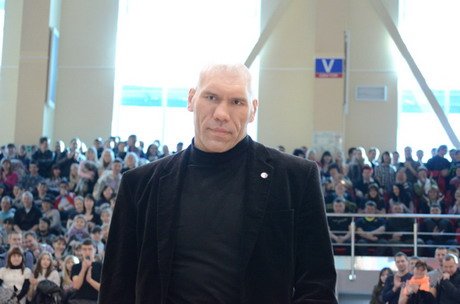 Депутат Госдумы Николай Валуев встретился с кировскими студентами