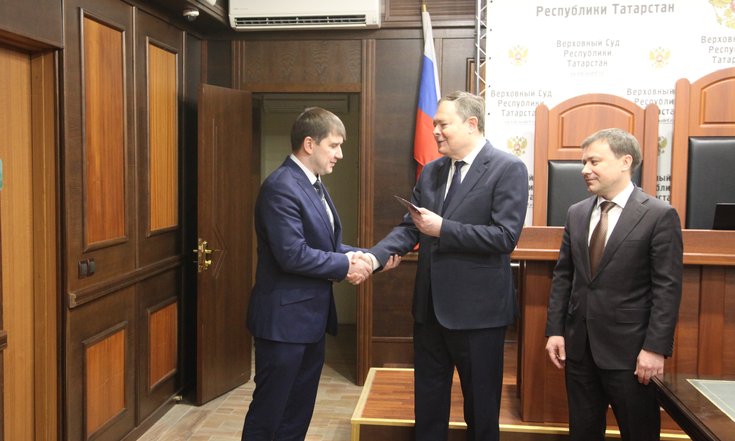 ГФИ_по_РТ_вручил_удостоврение_судье