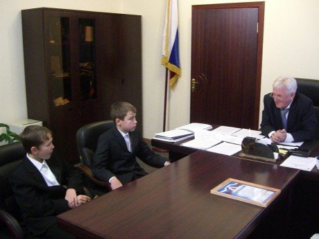 Участники окружного финала выставки прикладного творчества поделились впечатлениями с Владимиром Козиным