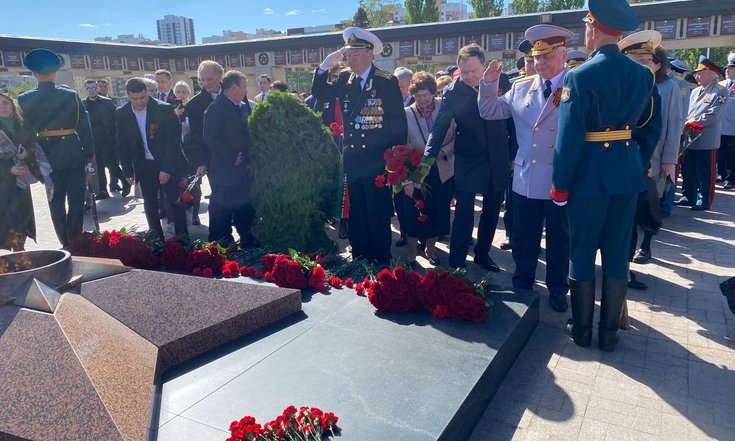 09.05.23_Виктор Демидов возложил цветы к Вечному огню Колоннады Мемориала Славы в Казани