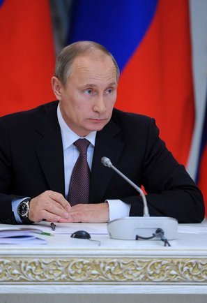 Президент России Владимир Путин поручил своим полпредам в федеральных округах помогать региональным и муниципальным властям решать сложные проблемы в межнациональной и межконфессиональной сфере