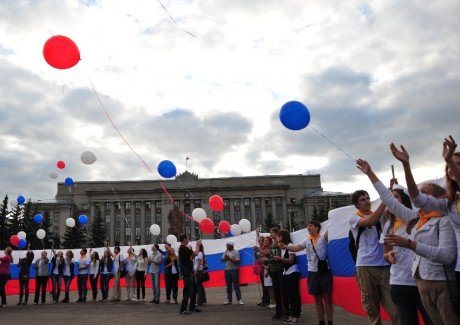 В День флага по центру Кирова пронесли 30-метровый триколор