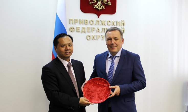 Заместитель полномочного представителя Президента РФ в ПФО Алексей Сухов провел рабочую встречу с Генеральным консулом КНР в г.Казани У Инцинем