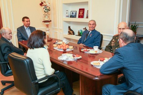 Ренат Тимерзянов вручил подарочные сертификаты Героям Отечества