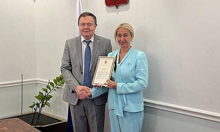15.07.2025_Виктор Демидов вручил Благодарность полномочного представителя Президента РФ в ПФО Ираде Аюповой