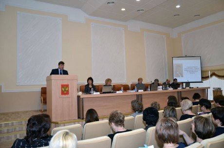 Сочетать традиции архивного дела с современными технологиями