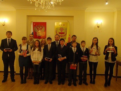 Геннадий Федоров вручил юным чебоксарцам паспорта граждан Российской Федерации 