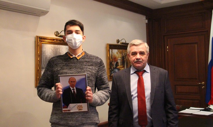 Вручение портрета Президента