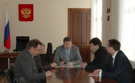 Дмитрий Каденков провел рабочее совещание по контролю цен на бензин на период проведения посевной кампании