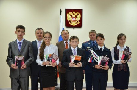 Главный федеральный инспектор по Чувашской Республике вручил юным чебоксарцам паспорта граждан Российской Федерации