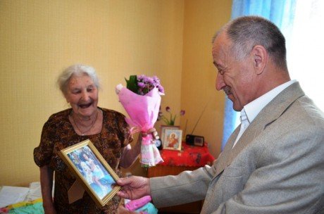 85-летняя труженица тыла получила долгожданные ключи от новой квартиры
