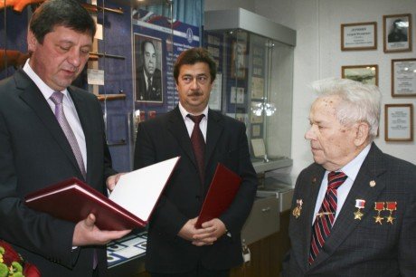 Прославленный конструктор принимает поздравления 