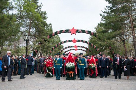 В Оренбурге возложили цветы к Вечному огню