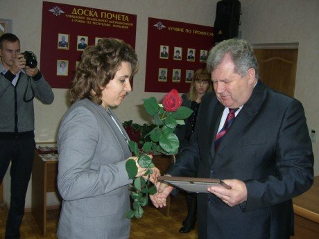 Александр Пыков вручил благодарственные письма лучшим сотрудникам Управления ФМС 