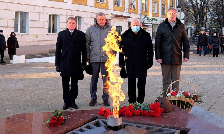 Григорий Житенев почтил память героев и возложил цветы к Вечному огню_