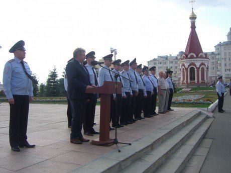 Перед заступлением на службу полицейские прошли торжественным маршем по площади Победы