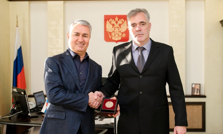 Главный федеральный инспектор наградил Рахима Азимова памятной медалью «75 лет Победы»