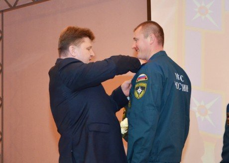 Сергей Гаврилин вручил государственную награду спасателю, вынесшему из огня троих детей