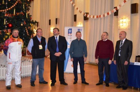 Андрей Чечеватов оставил памятную надпись на конверте «XXII Олимпийские зимние игры 2014 года в городе Сочи. Эстафета Олимпийского огня»